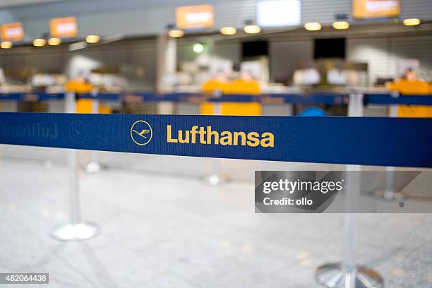 lufthansa barrier tape in front of check-in counters - lufthansa 個照片及圖片檔