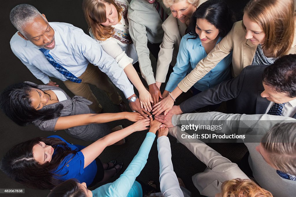 Várias Equipe de negócios com as mãos no huddle para Celebre o sucesso