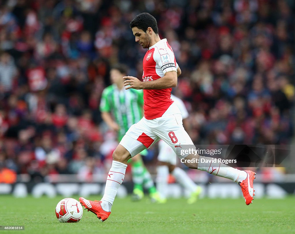 Arsenal v VfL Wolfsburg - Emirates Cup