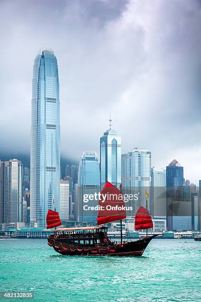 traditionelle chinesische junkboat segeln auf den victoria harbour, auf hong kong - two international finance center stock-fotos und bilder