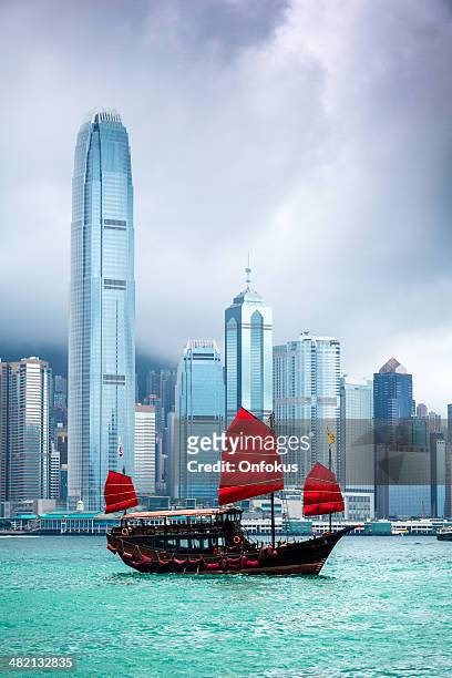 cinese tradizionale junkboat vela sul victoria harbour di hong kong - porto di victoria hong kong foto e immagini stock
