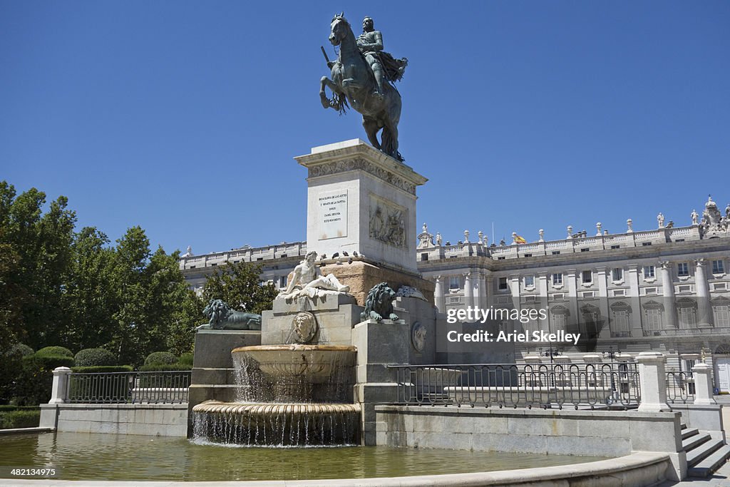 Monument overlooking fountain, Madrid, Spain
