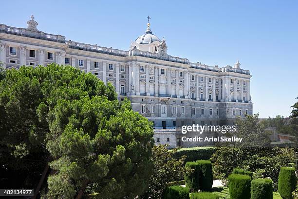 ornate building and manicured grounds, madrid, spain - madrid royal palace stock pictures, royalty-free photos & images