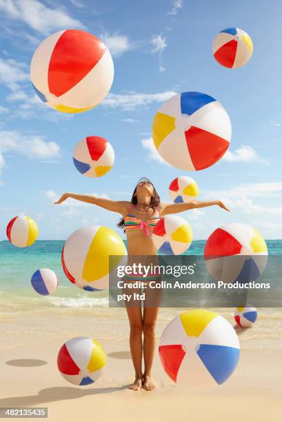 japanese woman playing with balls on beach - ゴムボール ストックフォトと画像