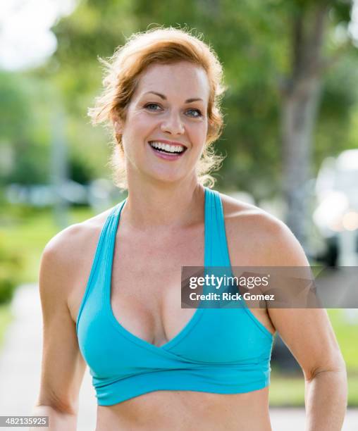 caucasian woman in sports-bra outdoors - wellington florida stock-fotos und bilder