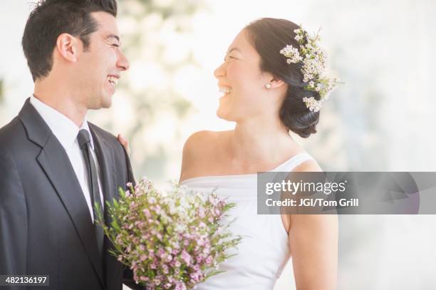 newlywed couple laughing - wedding couple laughing photos et images de collection