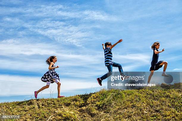 kinder spielen - girl mound stock-fotos und bilder