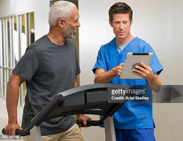 nurse talking to patient in physical therapy - treadmill - fotografias e filmes do acervo