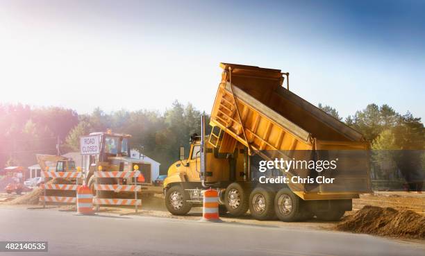 dump truck dumping haul on site - camión de descarga fotografías e imágenes de stock