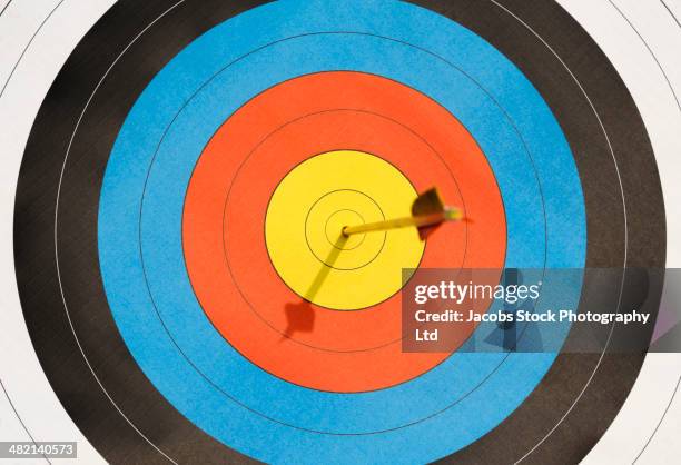 arrow lodged in bull's-eye - target stockfoto's en -beelden