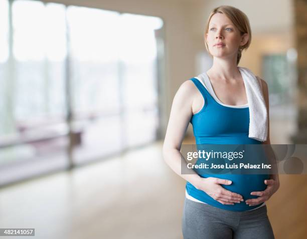 Pregnant Belly Moving Photos and Premium High Res Pictures - Getty Images