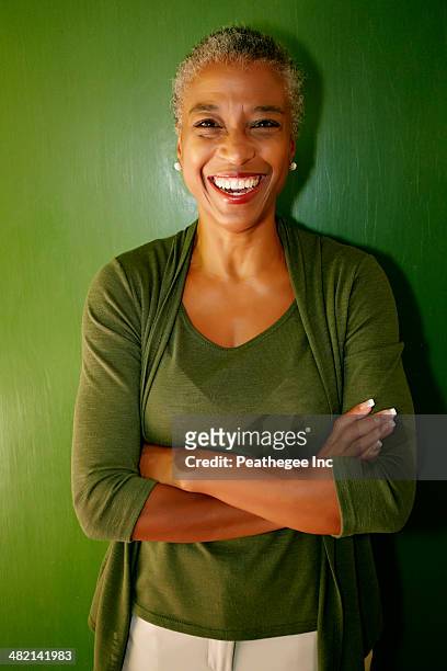 black woman smiling with arms crossed - black woman arms crossed stock pictures, royalty-free photos & images