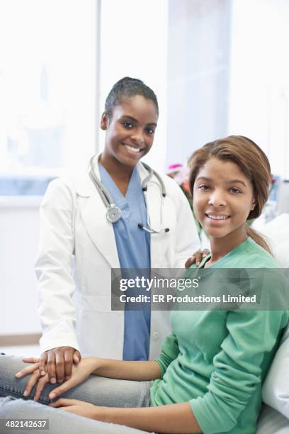 doctor smiling with patient in hospital - rapporto medico paziente foto e immagini stock