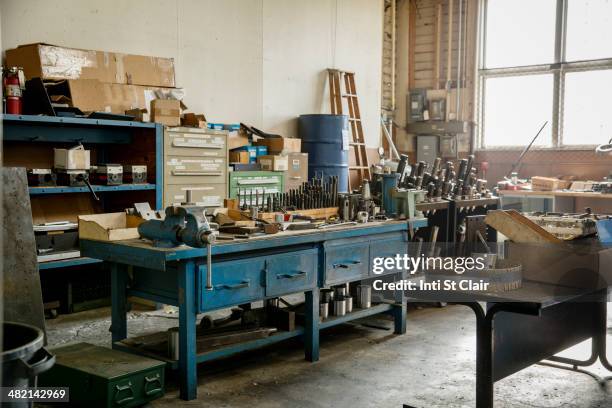 workbench and tools in metal shop - établi photos et images de collection