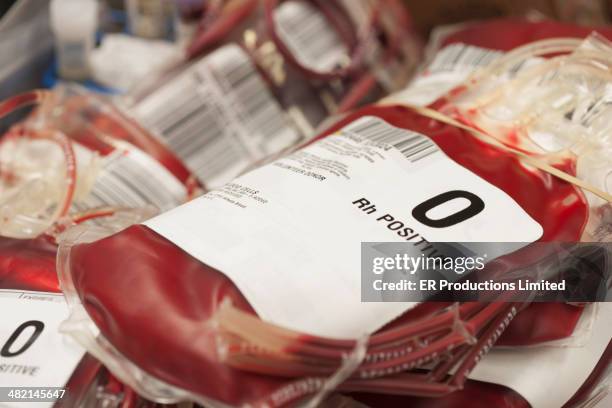 pouches of donated blood in hospital - banco de sangre fotografías e imágenes de stock