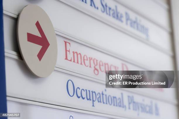 close up of sign for emergency department in hospital - emergency room 個照片及圖片檔