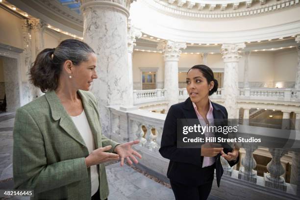 politicians talking in government building - politica fotografías e imágenes de stock