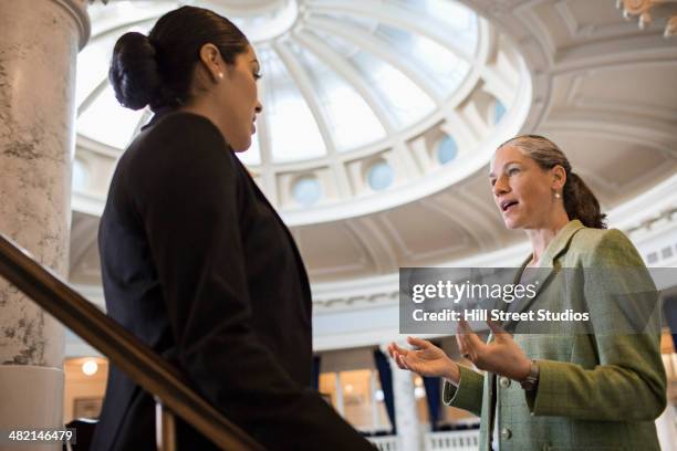 politicians talking in government building - working to get big money out of politics forum stockfoto's en -beelden