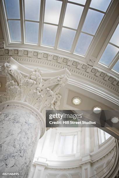 pillar and skylight in government building - 柱頭 個照片及圖片檔