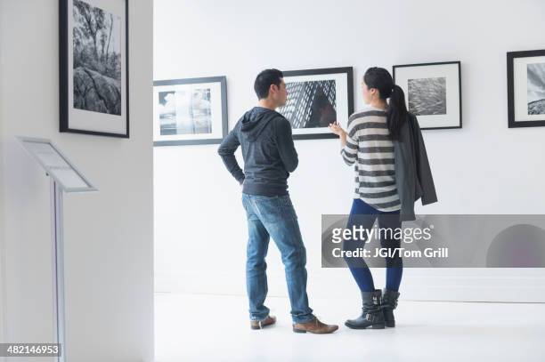 couple admiring art in gallery - galerie art photos et images de collection