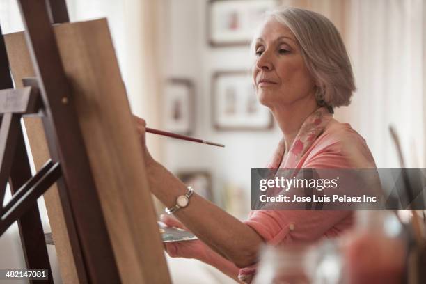 senior caucasian woman painting at easel - new jersey home stock pictures, royalty-free photos & images