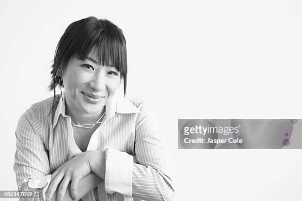 mixed race businesswoman smiling - black and white portrait woman stockfoto's en -beelden