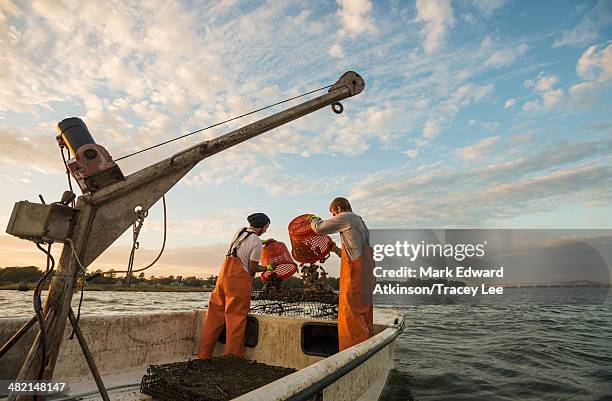 caucasian fishermen throwing bait into water - 美國東部 個照片及圖片檔