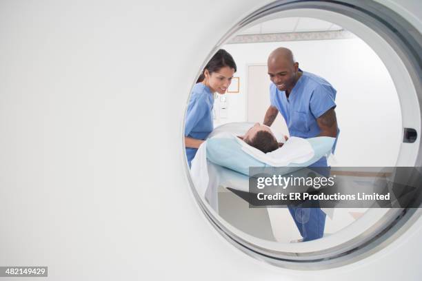 nurses talking to patient before cat scan - cat scan imagens e fotografias de stock