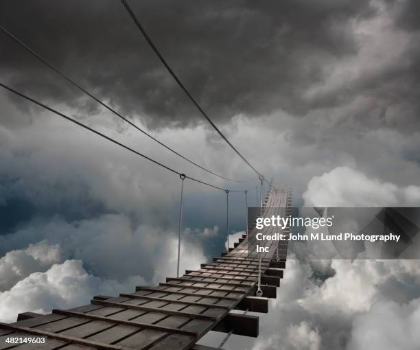 wooden bridge in clouds - touwbrug stockfoto's en -beelden