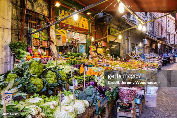market stalls at dawn, palermo, sicily, italy - mercato di prodotti agricoli foto e immagini stock