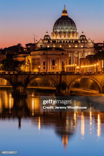 st. peter's basilica and tiber river illuminated at dusk, rome, lazio, italy - basílica de san pedro fotografías e imágenes de stock