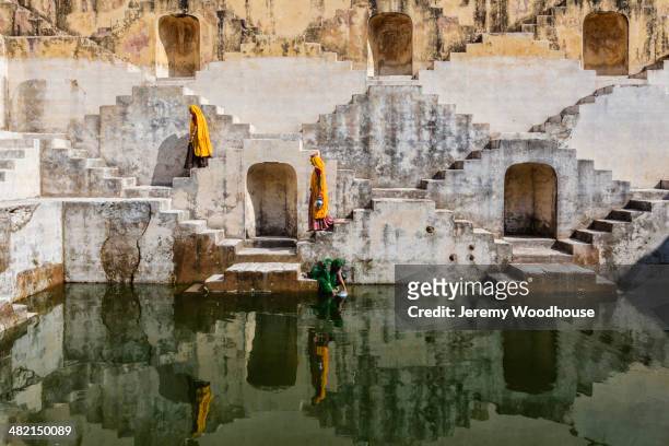 women in saris carrying water at step well, jaipur, rajasthan, india - tradition imagens e fotografias de stock