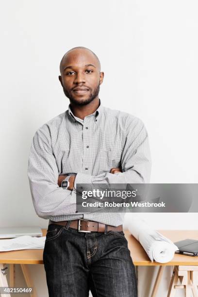 portrait of confident black architect in office - virginia amerikaanse staat stockfoto's en -beelden