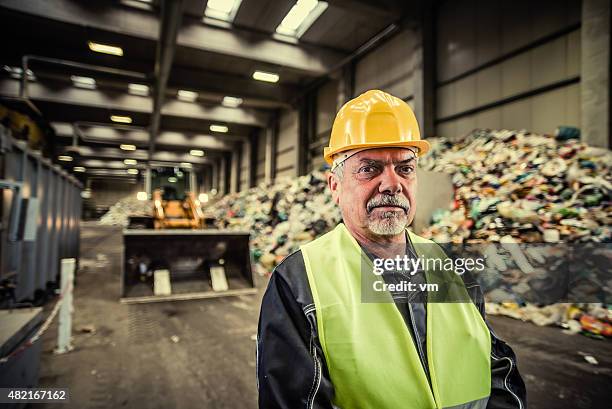 portrait of the worker at the garbage dump - vuilnisman stockfoto's en -beelden