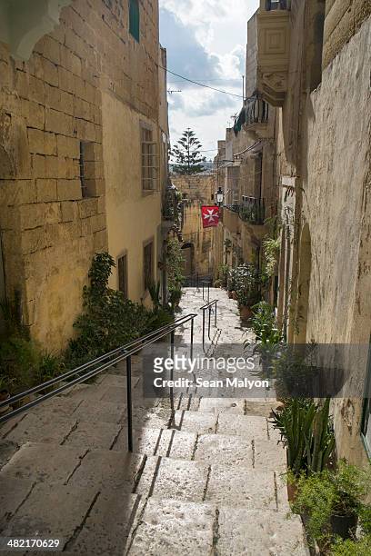 staircase of typical narrow hilly street, vittoriosa, malta - sean malyon stock pictures, royalty-free photos & images