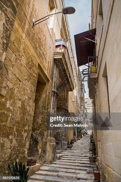 staircase of typical narrow hilly street, vittoriosa, malta - sean malyon stock-fotos und bilder