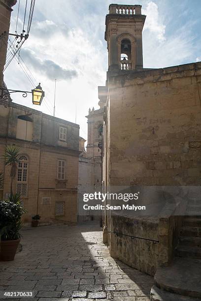 typical narrow street, vittoriosa, malta - sean malyon stock-fotos und bilder