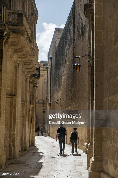 street in medieval walled city, mdina, malta - sean malyon stockfoto's en -beelden