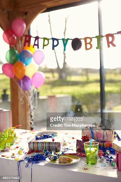 table laid for birthday party with balloons and streamers - birthday streamers stockfoto's en -beelden