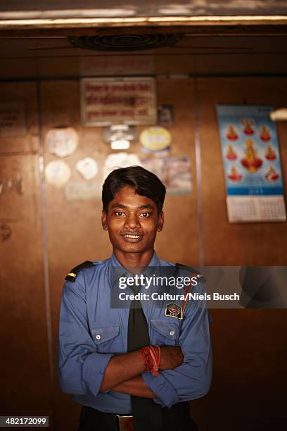 smiling police officer with arms folded - indian police officer image with uniform stock-fotos und bilder