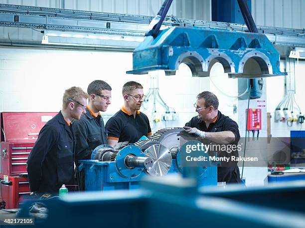 engineer teaching apprentices in engineering factory - engineer gearwheel factory stockfoto's en -beelden