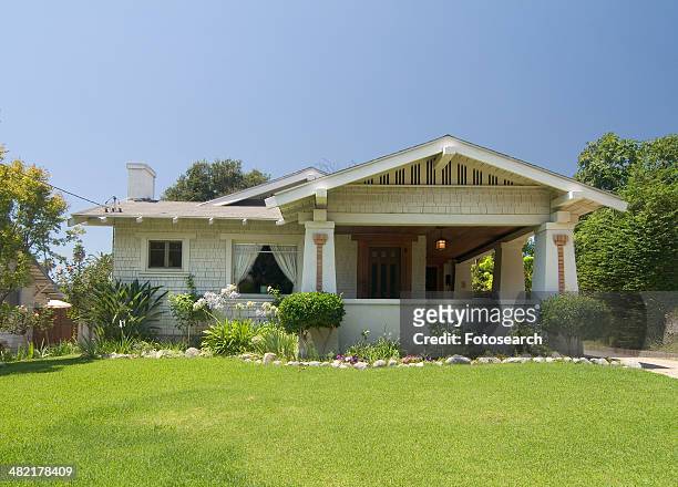 exterior one story bungalow at pasadena california - 平房 個照片及圖片檔