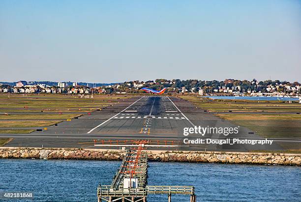 33l laufsteg flughafen logan in boston, massachusetts - boston logan international airport stock-fotos und bilder