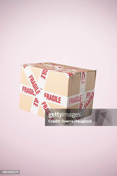 studio shot of cardboard box marked fragile - breekbaarheid stockfoto's en -beelden