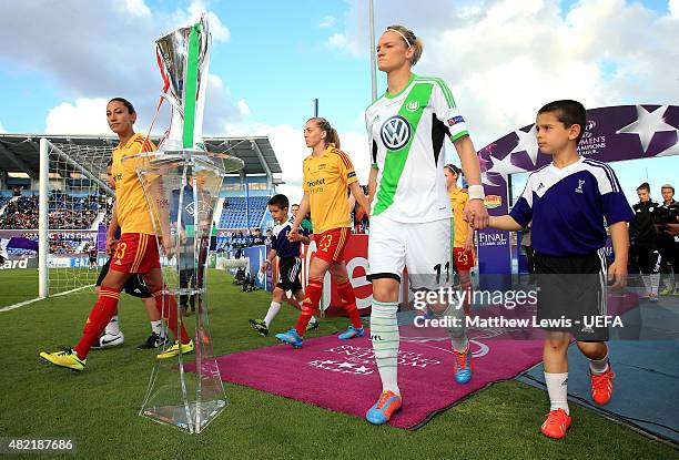 The teams make their way onto the pitch for kick off past the trophy during the UEFA Women's Champions League Final between Tyreso FF and VfL...