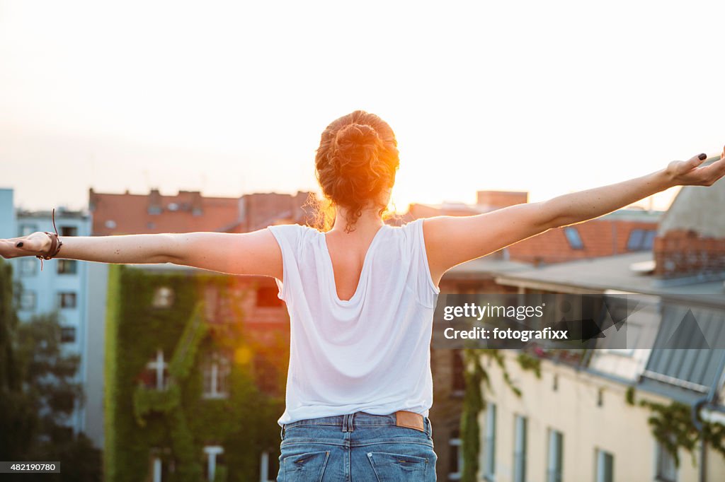 気楽な夏の日：背面の眺め、手入れの若い女性