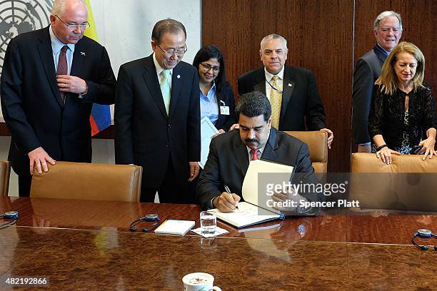 Venezuelan President Nicolas Maduro signs a guest book as he meets with UN chief Ban Ki-moon at the United Nations headquarters in New York on July...