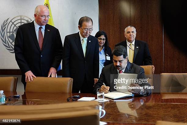 Venezuelan President Nicolas Maduro signs a guest book as he meets with UN chief Ban Ki-moon at the United Nations headquarters in New York on July...
