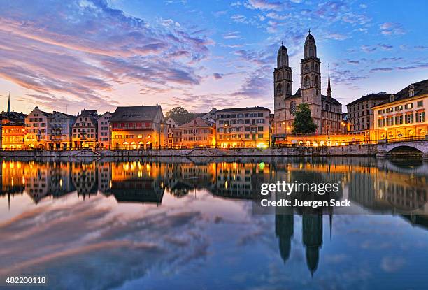 zürich-limmatquai und grosvenor bridge bei sonnenaufgang - limmat stock-fotos und bilder