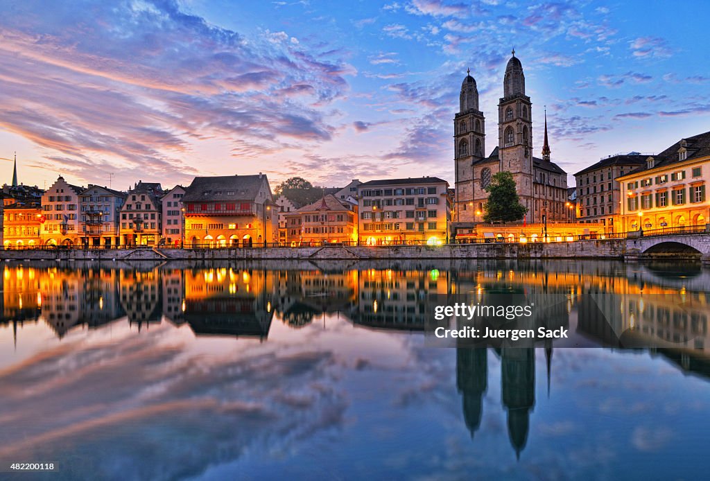 Zurich-Limmatquai y Grossmünster en sunrise